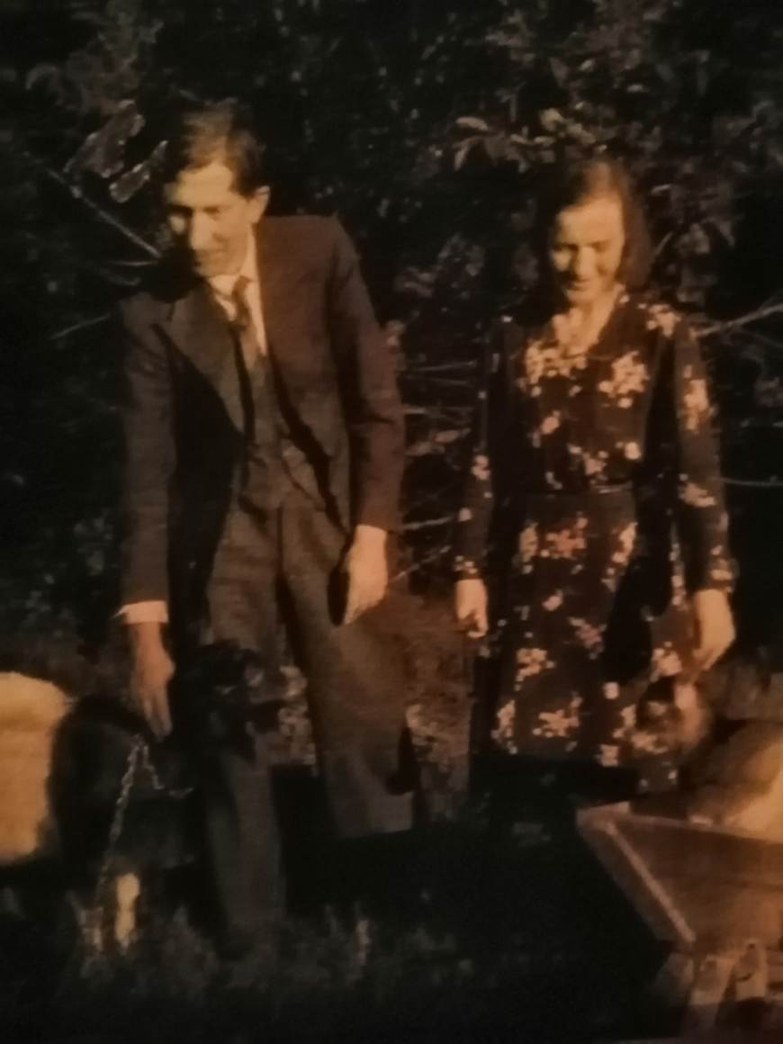 Et bilde som inneholder tekst, person, utendørs, stående
Automatisk generert beskrivelse