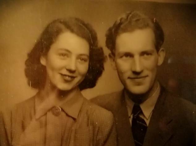 Et bilde som inneholder tekst, vegg, person, innendørs
Automatisk generert beskrivelse