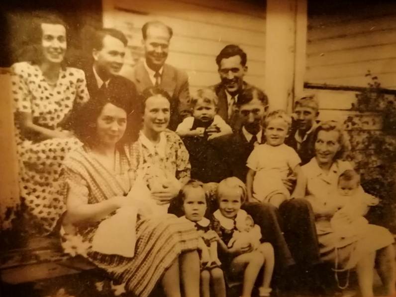 Et bilde som inneholder tekst, person, poserer, gammel
Automatisk generert beskrivelse