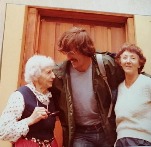 Et bilde som inneholder tekst, hund, person, pattedyr
Automatisk generert beskrivelse