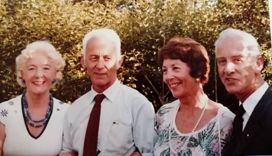 Et bilde som inneholder person, utend�rs, poserer, gruppe

Automatisk generert beskrivelse