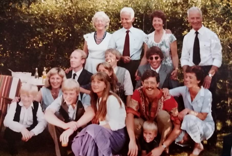 Et bilde som inneholder person, utendørs, poserer, gruppe
Automatisk generert beskrivelse