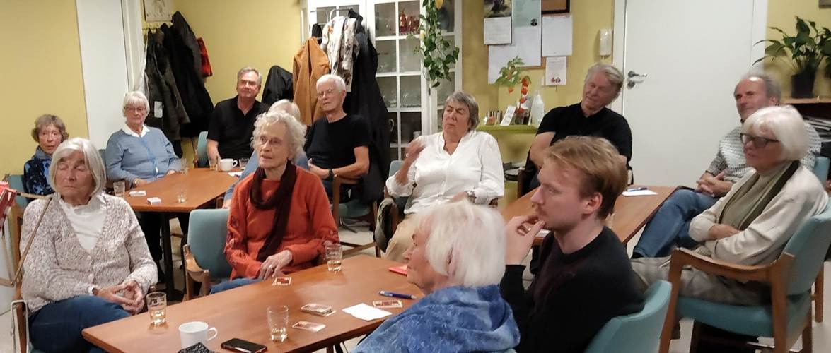 Et bilde som inneholder kl�r, person, m�bler, Pensjonist

KI-generert innhold kan v�re feil.