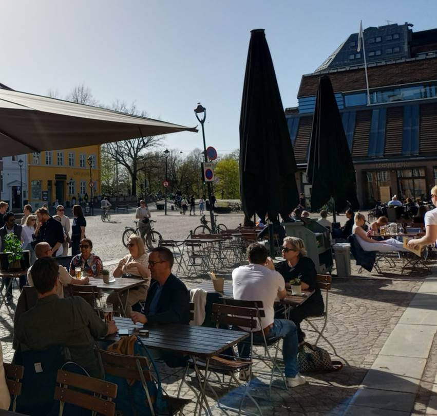 Et bilde som inneholder utendørs, himmel, møbler, mann
Automatisk generert beskrivelse