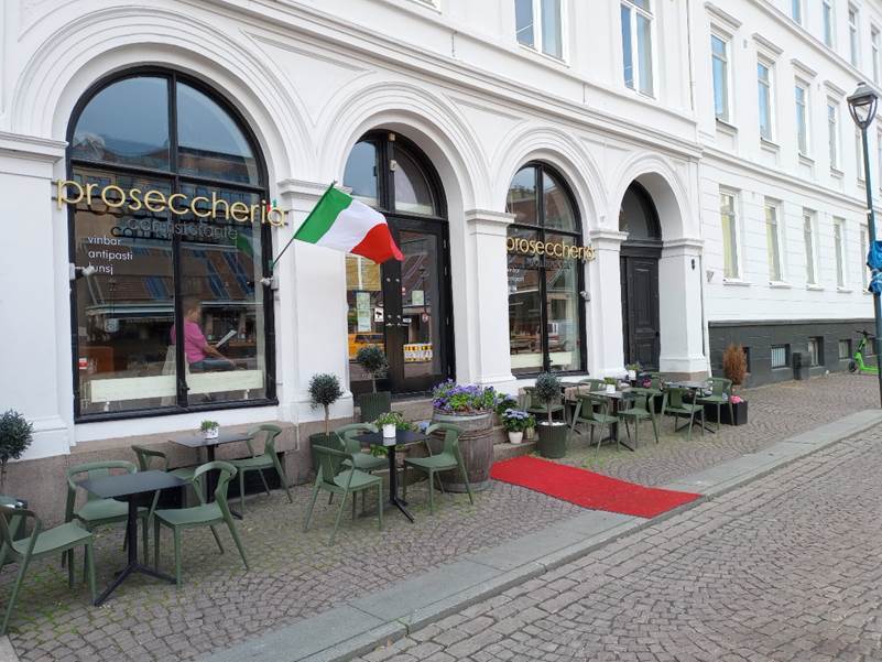 Et bilde som inneholder konstruksjon, utendørs, møbler, stol
Automatisk generert beskrivelse