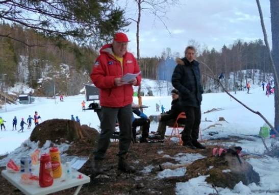 Et bilde som inneholder sn, utendrs, tre, person

Automatisk generert beskrivelse
