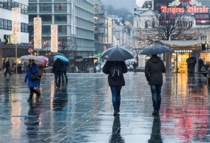Et bilde som inneholder utendrs, bygning, paraply, regn

Automatisk generert beskrivelse